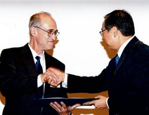 Profefessor Kyung Hwan Kim, Dean of Ynosei University College of Medicine, Seoul Korea, presents the Kung-Sun Oh Memorial  Medal and Certificate to Peter M. Elias, M.D.